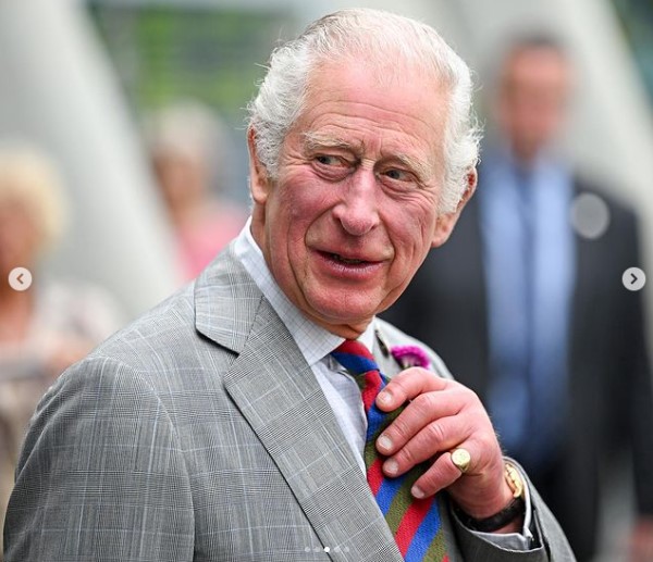 王室職員にボーナスを支給することにしたチャールズ国王（画像は『Clarence House　2022年7月6日付Instagram「The Prince of Wales, as Patron of the National Botanic Garden of Wales」』のスクリーンショット）
