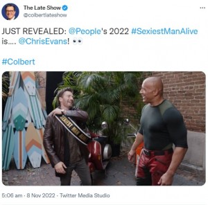 2016年の受賞者ドウェインから祝福されるクリス（画像は『The Late Show LIVE　2022年11月7日付Twitter「JUST REVEALED:」』のスクリーンショット）