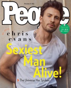 『People』の表紙を飾ったクリス（画像は『People Magazine　2022年11月7日付Instagram「Introducing PEOPLE’s ＃SexiestManAlive, ＃ChrisEvans.」』のスクリーンショット）