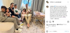クリスティアーノ・ロナウドと愛する家族達（画像は『Cristiano Ronaldo　2022年4月22日付Instagram「Home sweet home.」』のスクリーンショット）