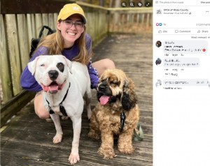 新しい家族と一緒のピーティ（画像は『SPCA of Wake County　2022年11月15日付Facebook「This adoption update just melted our hearts!」』のスクリーンショット）