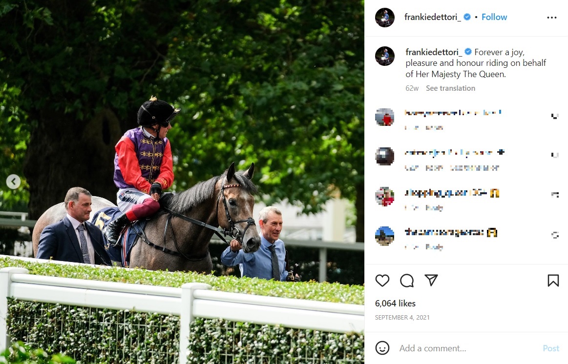 エリザベス女王の競走馬に乗り、赤と紫の“勝負服”を着る騎手（画像は『Frankie Dettori　2021年9月3日付Instagram「Forever a joy, pleasure and honour riding on behalf of Her Majesty The Queen.」』のスクリーンショット）
