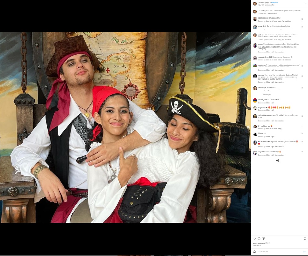 ハロウィンの3人（画像は『Lupita　2022年9月18日付Instagram「I’m a pirate and I’m gonna steal your booty」』のスクリーンショット）