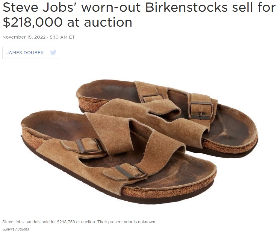 ジョブズ氏が愛用していたビルケンシュトックのサンダル（画像は『NPR　2022年11月15日付「Steve Jobs’ worn-out Birkenstocks sell for ＄218,000 at auction」（Julien’s Auctions）』のスクリーンショット）