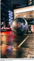 【海外発！Breaking News】車道を転がる巨大な球体　英ロンドンでアート作品の一部が吹き飛ばされる＜動画あり＞