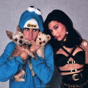2匹の愛犬を抱きしめるジャスティンとバンパイヤに仮装したヘイリー（画像は『Justin Bieber　2022年11月1日付Instagram「Happy Halloween」』のスクリーンショット）