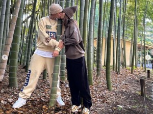 竹林でキスをするジャスティンとヘイリー（画像は『Justin Bieber　2022年11月22日付Instagram「HAPPY BIRFDAY （in Japan）」』のスクリーンショット）