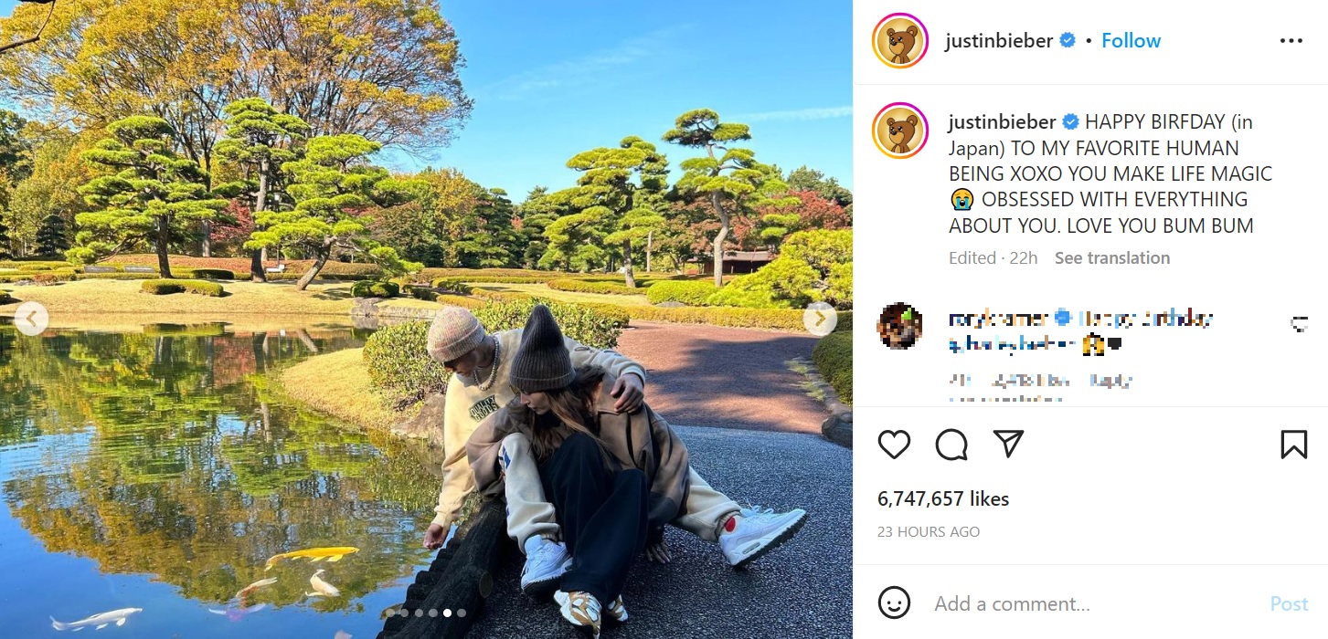 日本庭園でくつろぐジャスティンとヘイリー（画像は『Justin Bieber　2022年11月22日付Instagram「HAPPY BIRFDAY （in Japan）」』のスクリーンショット）