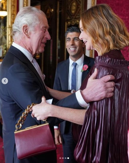 チャールズ国王と対面をしたステラとスナク首相（画像は『The Royal Family　2022年11月4日付Instagram「A new addition for The Queen’s Green Canopy!」』のスクリーンショット）