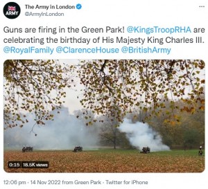 グリーンパークで行われた国王の誕生日を記念する祝砲（画像は『The Army in London　2022年11月14日付Twitter「Guns are firing in the Green Park!」』のスクリーンショット）