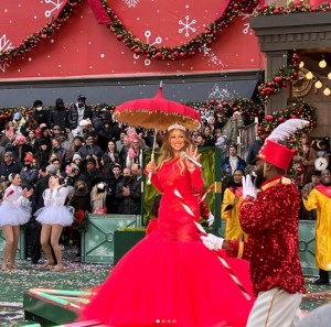 ニューヨークの街頭でクリスマスソングを披露したマライア（画像は『Mariah Carey　2022年11月24日付Instagram「Happy Thanksgiving!!!」』のスクリーンショット）
