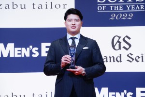 「SUITS OF THE YEAR 2022」スポーツ部門受賞の村上宗隆選手