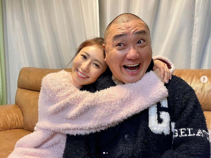 ペアルックのパジャマを着た西野未姫と山本圭壱（画像は『西野未姫　2022年11月24日付Instagram「今日1日SNSのコメントをじっくり読んでいました」』のスクリーンショット）