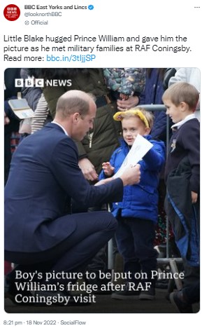 ブレイク君から手書きの絵を受け取る皇太子（画像は『BBC East Yorks and Lincs　2022年11月18日付Twitter「Little Blake hugged Prince William and gave him the picture as he met military families at RAF Coningsby.」』のスクリーンショット）