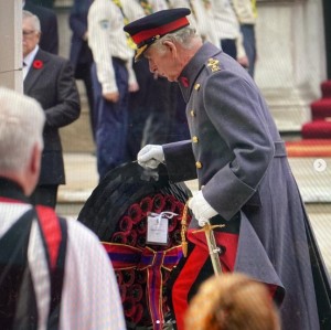 【イタすぎるセレブ達】チャールズ国王、「リメンバランス・サンデー」で母エリザベス女王と祖父ジョージ6世へ敬意を表した花輪を献上