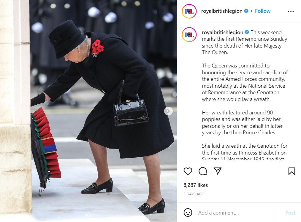 2016年、慰霊碑に花輪を献上するエリザベス女王（画像は『Royal British Legion　2022年11月11日付Instagram「This weekend marks the first Remembrance Sunday since the death of Her late Majesty The Queen.」』のスクリーンショット）