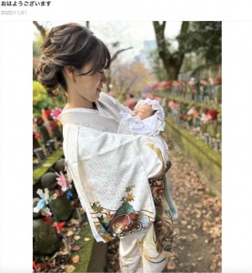 お宮参りで息子を抱く絵莉さん（画像は『才賀紀左衛門　2022年11月21日付オフィシャルブログ「おはようございます」』のスクリーンショット）