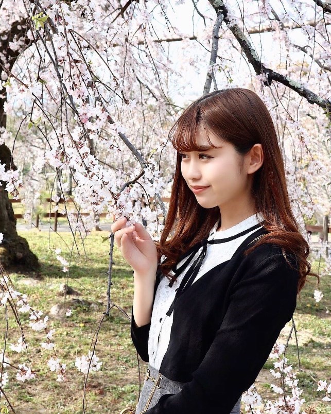 元STU48の佐野遥（画像は『佐野遥　2020年3月27日付Instagram「お花見」』のスクリーンショット）