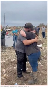 迷いもせずプロポーズを受け入れたローレンさん（画像は『New York Post　2022年11月10日付「Man proposes after finding missing ring in rubble from Texas tornado」（Meilana Lopez via Storyful）』のスクリーンショット）