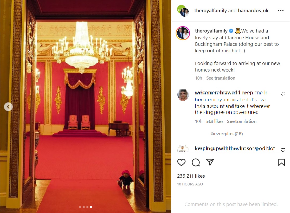宮殿の玉座の間の入り口に立つパディントンベア（画像は『The Royal Family　2022年11月18日付Instagram「We’ve had a lovely stay at Clarence House and Buckingham Palace」』のスクリーンショット）