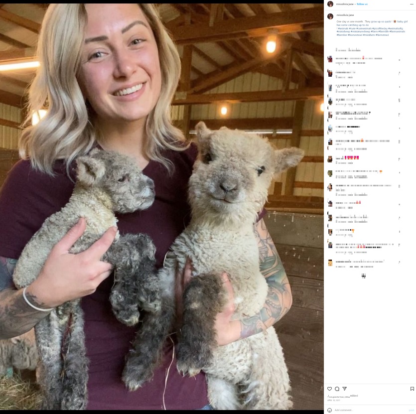 生後1日のボウ（左）と生後1か月の羊を抱っこするオリビアさん（画像は『Olivia　2021年4月10日付Instagram「One day vs one month.」』のスクリーンショット）