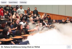 実験に大興奮の子供たち（画像は『Texas A＆M University　2022年4月13日付Facebook「Dr. Tatiana Erukhimova Going Viral on TikTok」』のスクリーンショット）