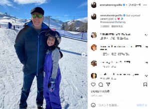 2021年には長女メイベルちゃんとのスキーを楽しんでいたブルース・ウィリス（画像は『Emma Heming Willis　2021年12月21日付Instagram「Just a proud parent post」』のスクリーンショット）