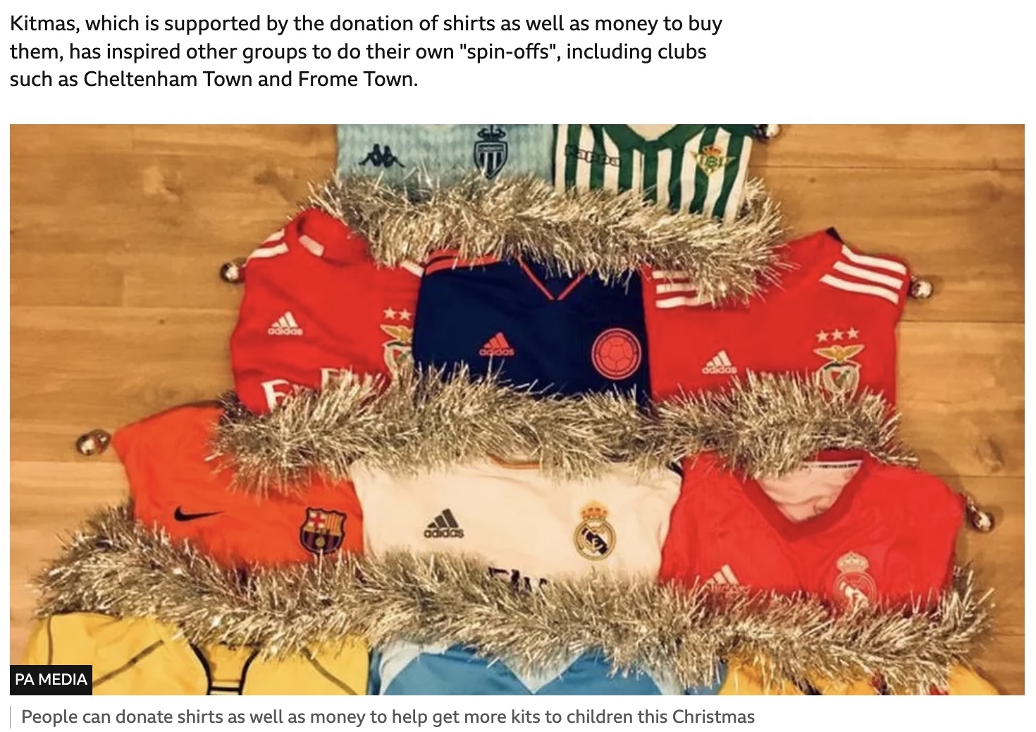 クリスマスに贈る様々なチームのユニフォーム（画像は『BBC News　2022年11月28日付「Cost of living: Couple to give 2,000 football shirts to children for Christmas」（PA MEDIA）』のスクリーンショット）