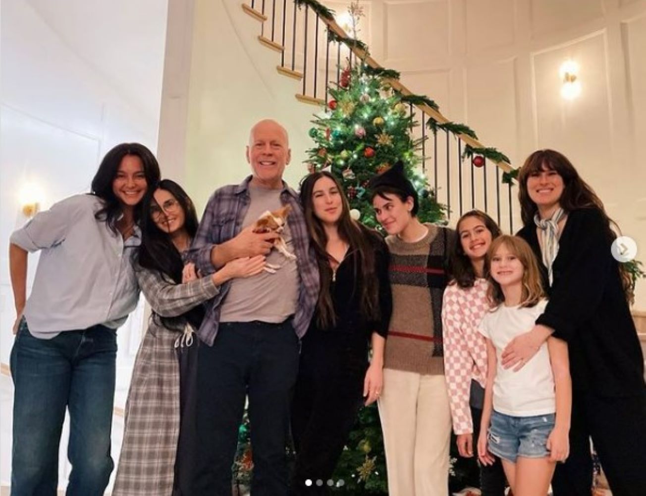 昨年のクリスマス、7人の家族に囲まれて幸せそうなブルース（画像は『Demi Moore　2022年12月13日付Instagram「We are FAMILY!!」』のスクリーンショット）
