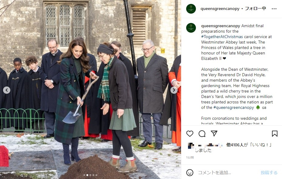 スコップで木の周りに土をかけるキャサリン皇太子妃（画像は『The Queen’s Green Canopy　2022年12月20日付Instagram「Amidst final preparations」』のスクリーンショット）