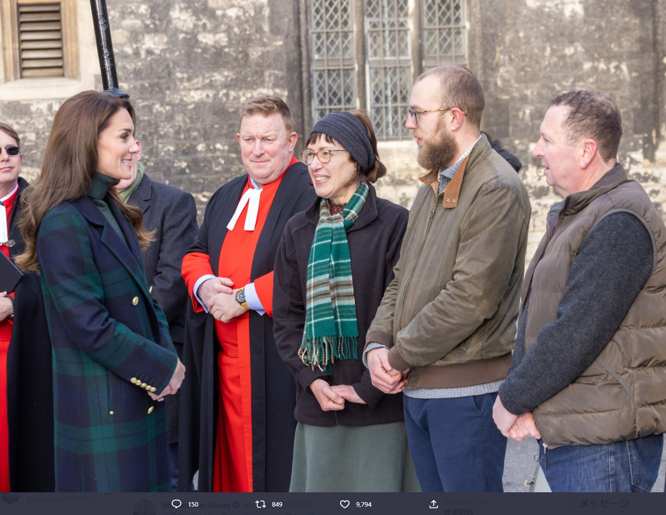 園芸チームの人々と会話を楽しむキャサリン皇太子妃（画像は『Westminster Abbey　2022年12月20日付Twitter「Her Royal Highness The Princess of Wales」』のスクリーンショット）