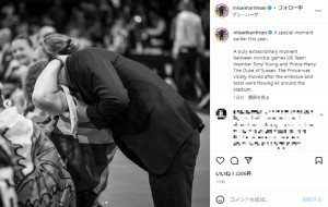 トム・ヤング選手を後ろから抱きしめるヘンリー王子（画像は『Misan Harriman　2022年12月22日付Instagram「A special moment earlier this year.」』のスクリーンショット）