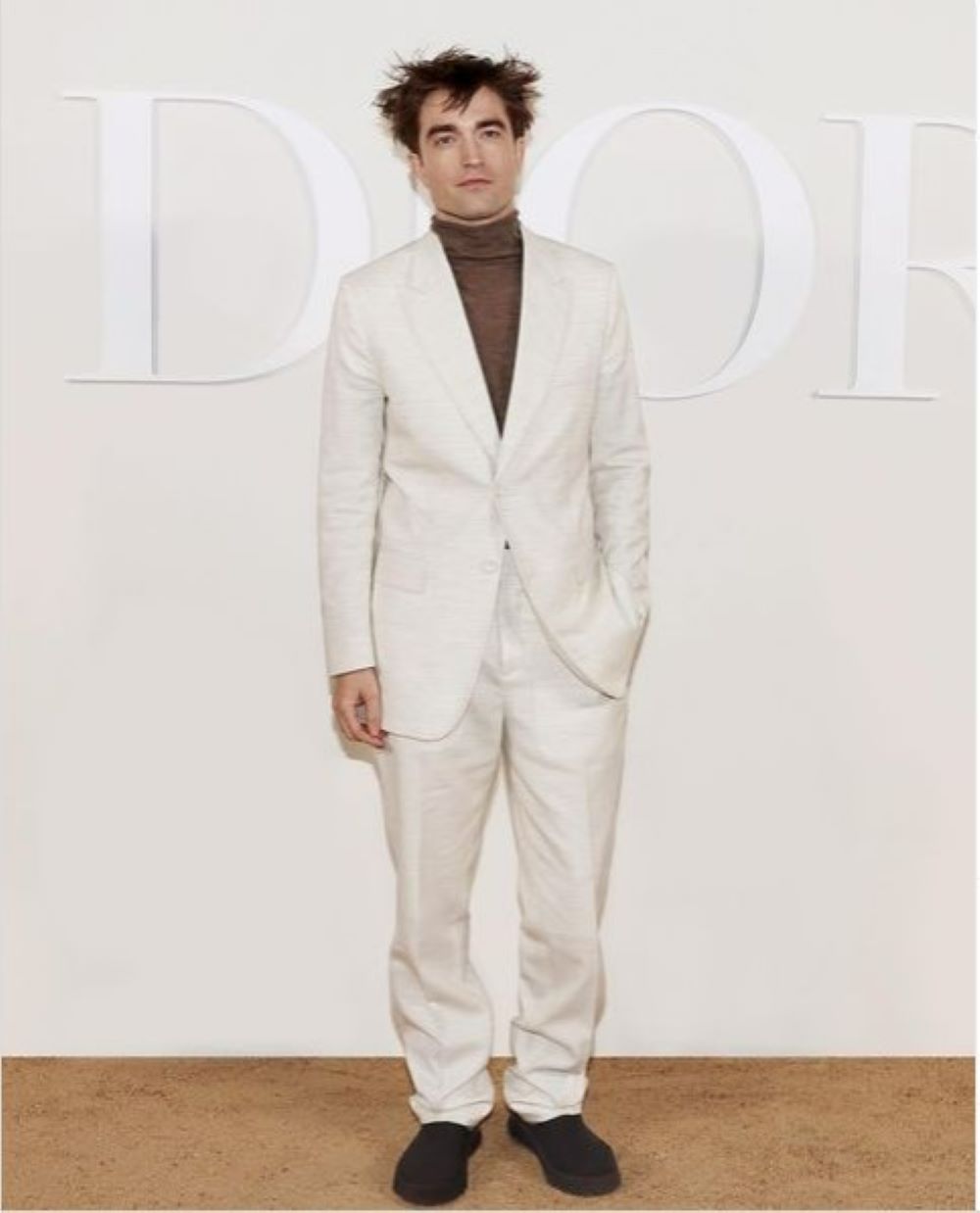 ディオール「2023年フォール メンズコレクション」に登場したロバート・パティンソン（画像は『Dior Official　2022年12月4日付Instagram「We kick off the ＃StarsinDior」』のスクリーンショット）