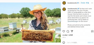 クリスがフォローする養蜂家のエリカ・トンプソンさん（画像は『ERIKA THOMPSON | BEEKEEPER　2022年8月25日付Instagram「The bees and I were recognized by The City of Austin Office of Sustainability as a Net-Zero Heroes!」』のスクリーンショット）