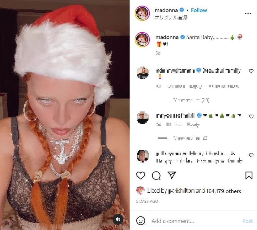ランジェリー姿でカメラをじっと見つめるマドンナ（画像は『Madonna　2022年12月26日付Instagram「Santa Baby…………」』のスクリーンショット）
