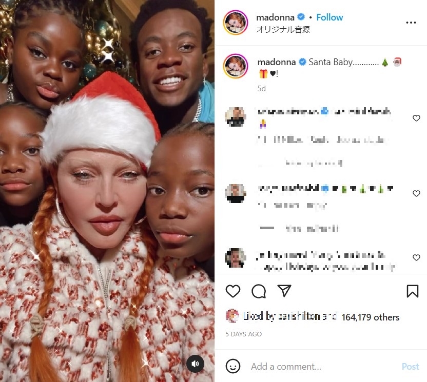 マドンナに寄り添う、4人の養子の子供達（画像は『Madonna　2022年12月26日付Instagram「Santa Baby…………」』のスクリーンショット）