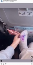 機内で寝ていた女性、靴下にいたずら書きをされるも「自業自得」の声＜動画あり＞