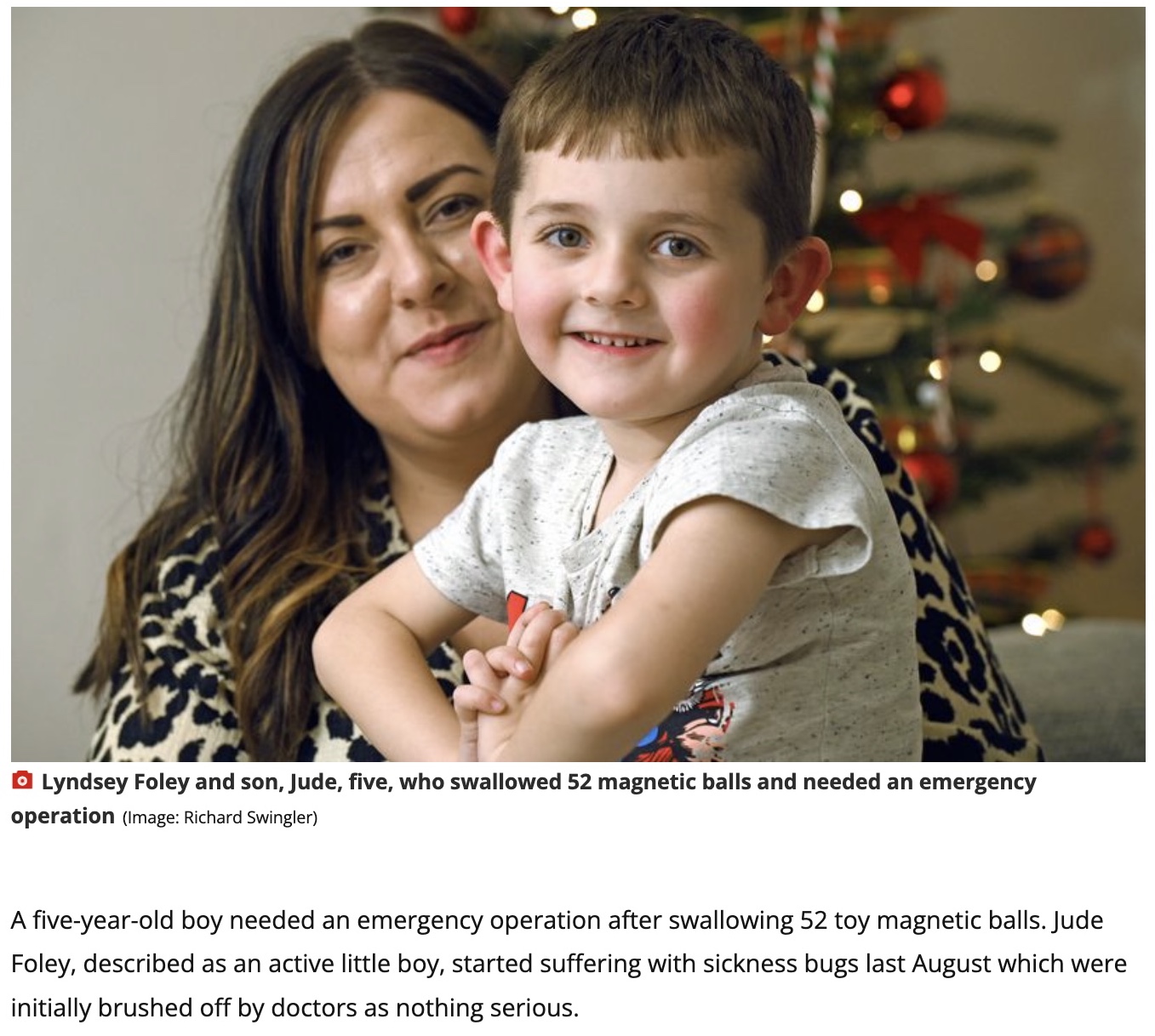マグネットボールを飲み込み緊急手術を受けた5歳男児と母親（画像は『WalesOnline　2022年12月20日付「Five-year-old suffering stomach pains for months rushed to emergency surgery after X-ray found 52 toy magnetic balls in his bowel」（Image: Richard Swingler）』のスクリーンショット）