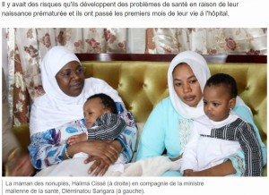 9つ子の母親ハリマ・シセさん（右）（画像は『BBC News Afrique　2022年12月14日付「Nonuplés du Mali : les bébés sont de retour au pays」』のスクリーンショット）