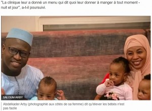 9つ子の父親アブデルカデル・アービーさん（左）（画像は『BBC News Afrique　2022年5月4日付「Mali nonuplés : en parfaite santé pour leur premier anniversaire - le père」』のスクリーンショット）