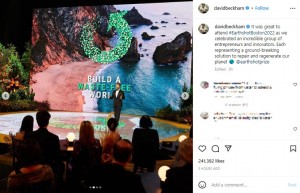 授賞式のステージに立つデヴィッド（画像は『David Beckham　2022年12月4日付Instagram「It was great to attend ＃EarthshotBoston2022」』のスクリーンショット）