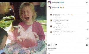 大きなバースデーケーキを前に、泣いているような表情の幼少期のビリー（画像は『BILLIE EILISH　2022年12月18日付Instagram「21」』のスクリーンショット）