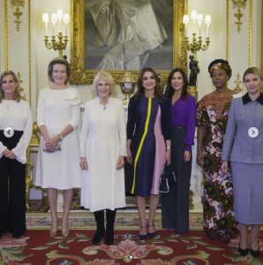 世界各国の王妃やファーストレディと並ぶカミラ王妃（画像は『The Royal Family　2022年11月29日付Instagram「Today, a remarkable group of women and men gathered at Buckingham Palace,」』のスクリーンショット）