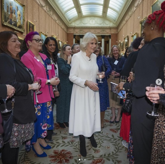 バッキンガム宮殿でゲストを歓迎するカミラ王妃（画像は『The Royal Family　2022年11月29日付Instagram「Today, a remarkable group of women and men gathered at Buckingham Palace,」』のスクリーンショット）