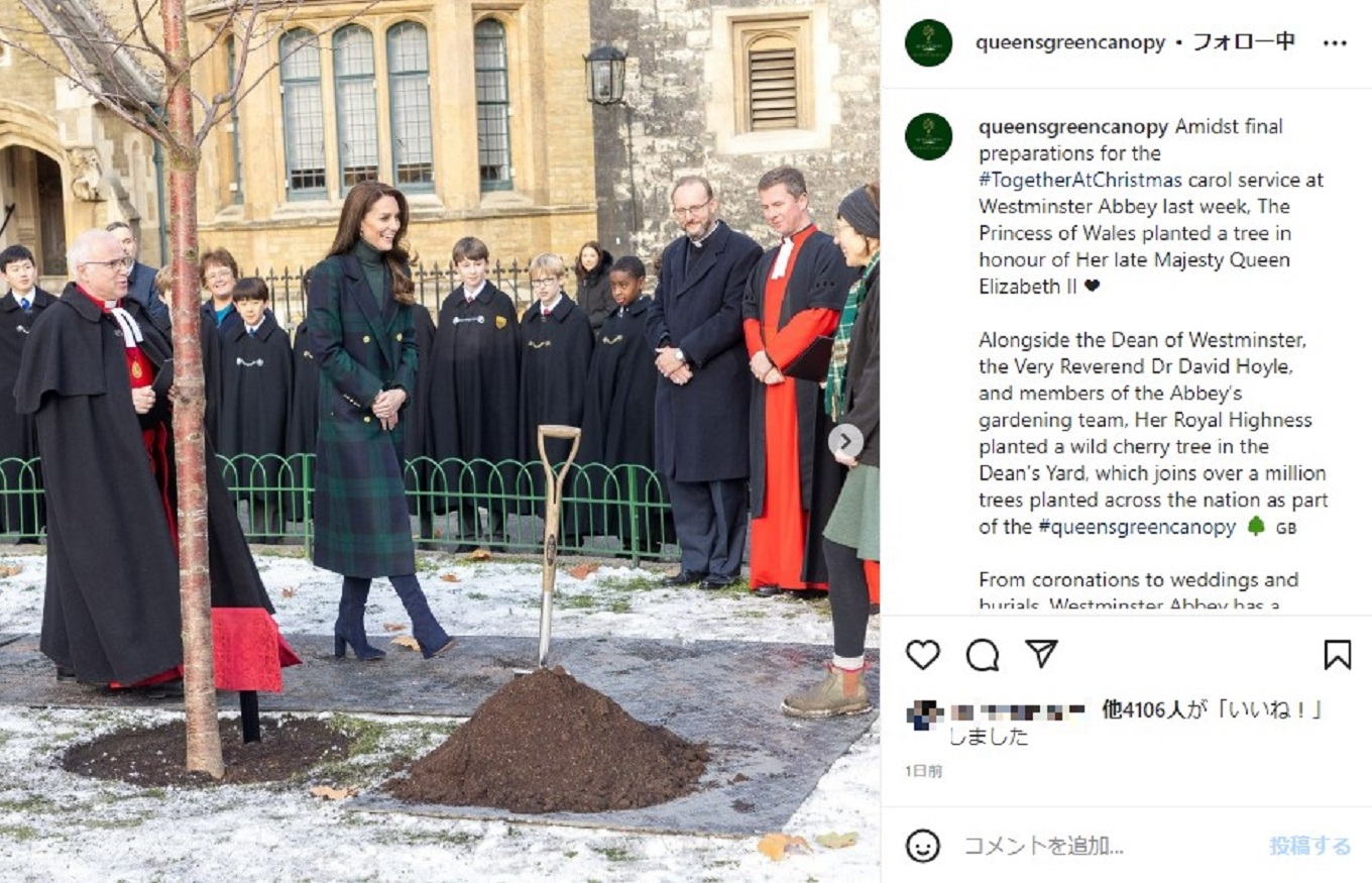 ウェストミンスター寺院で山桜を植えたキャサリン皇太子妃（画像は『The Queen’s Green Canopy　2022年12月20日付Instagram「Amidst final preparations」』のスクリーンショット）