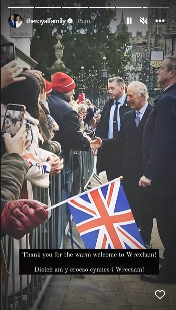 歓迎する人々と交流するチャールズ国王（画像は『The Royal Family　2022年12月9日付Instagram』のスクリーンショット）