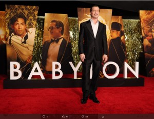 マーゴット・ロビーとのキスについて言及したブラッド・ピット（画像は『Babylon　2022年12月17日付Twitter「The definition of Hollywood glam」』のスクリーンショット）