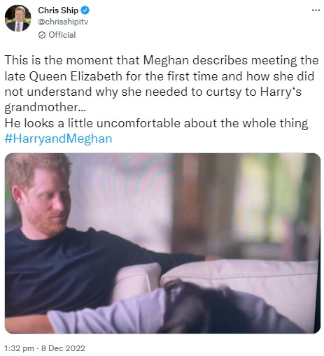 メーガン妃のジェスチャーを冷ややかな目で見るヘンリー王子（画像は『Chris Ship　2022年12月8日付Twitter「This is the moment that Meghan describes meeting the late Queen Elizabeth for the first time」』のスクリーンショット）