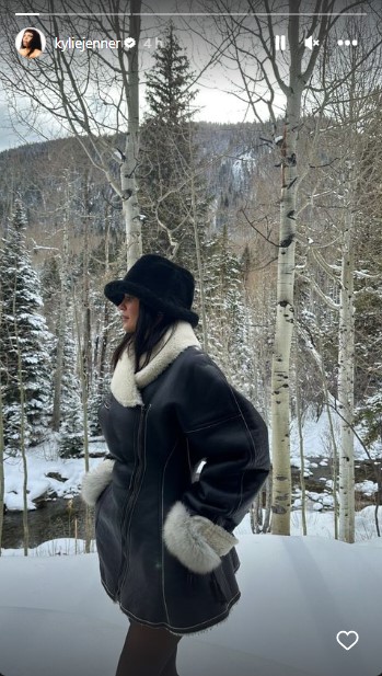 アスペンのスキー場に立つカイリー・ジェンナー（画像は『Kylie　2022年12月30日付Instagram』のスクリーンショット）