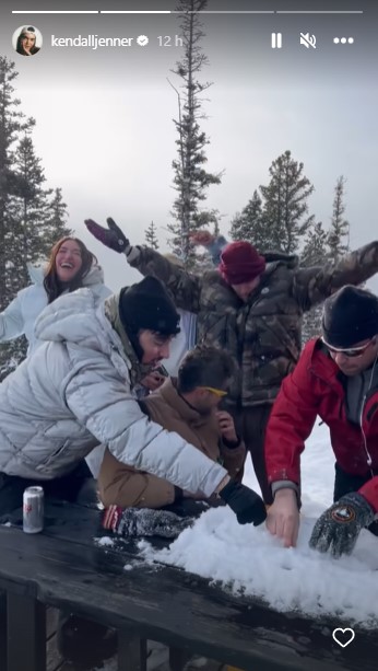 スキー場で楽しいひと時を過ごす、ジャスティンの仲間達（画像は『Kendall　2022年12月30日付Instagram』のスクリーンショット）